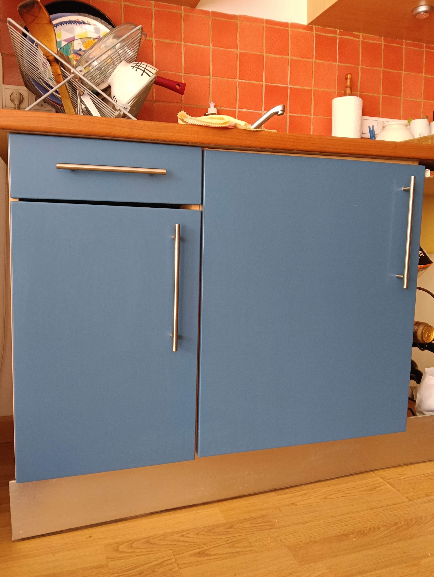 Relooking de porte de cuisine peinte en bleu canard avec poignée laiton — Belley