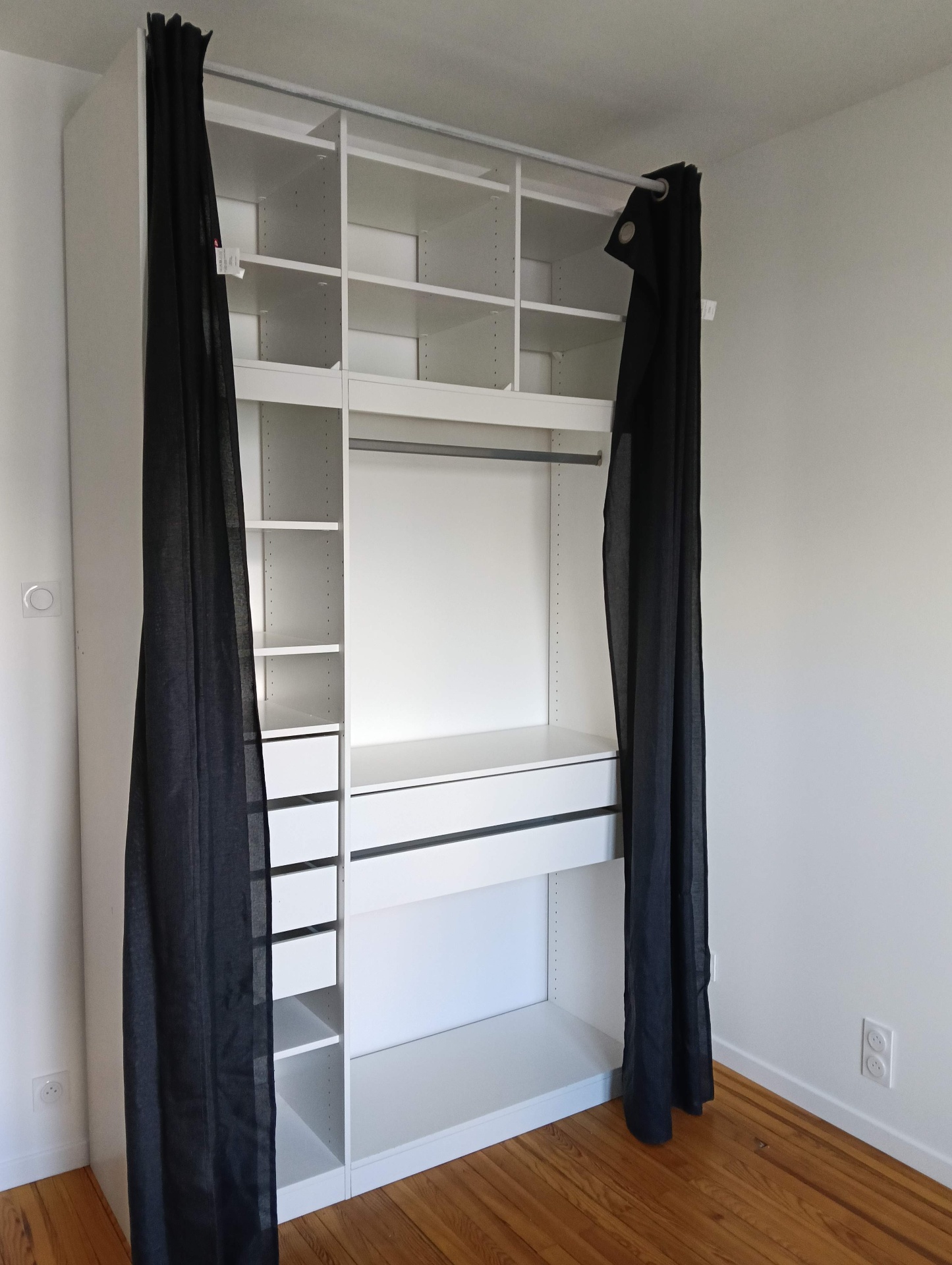 Montage d'un dressing blanc en kit avec rideaux occultants