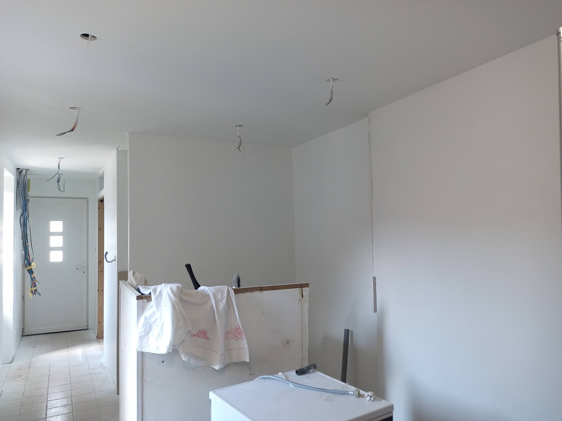 Rafraîchissement peinture complète d'un studio — murs et plafond blanc mat, préparation en cours — Belley