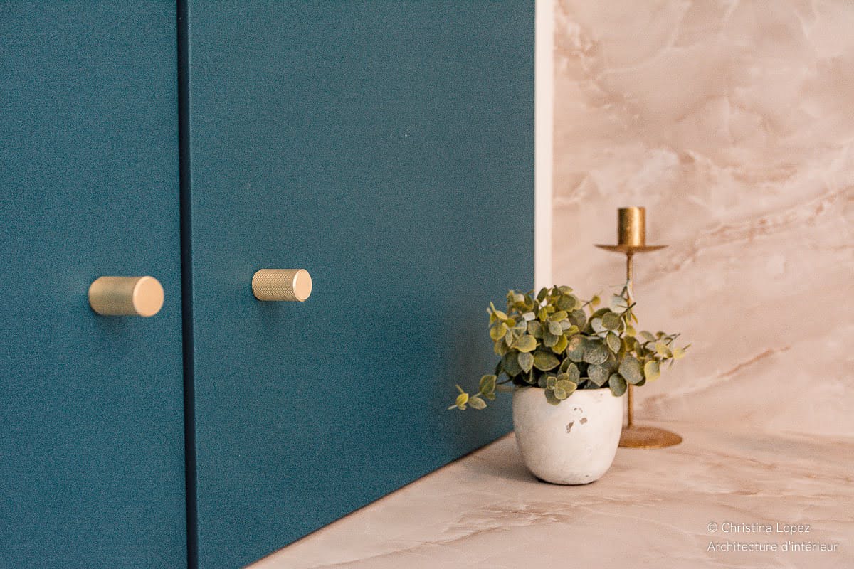 Changement de poignées cylindriques en laiton brossé sur meuble bleu canard — relooking Chambéry