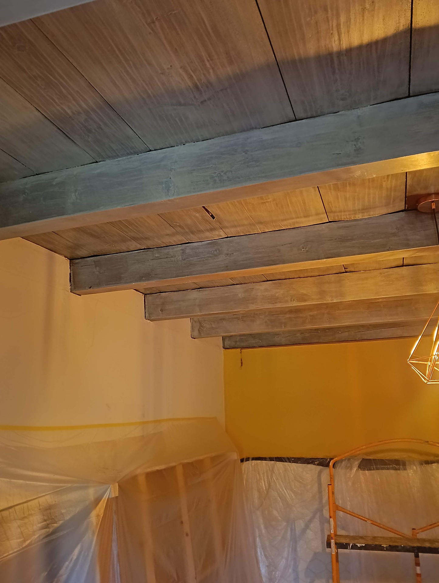 Essai de teinte éclaircissante sur plafond bois à Hauteville-Lompnès — rendu insuffisant avant décision de passer au blanc