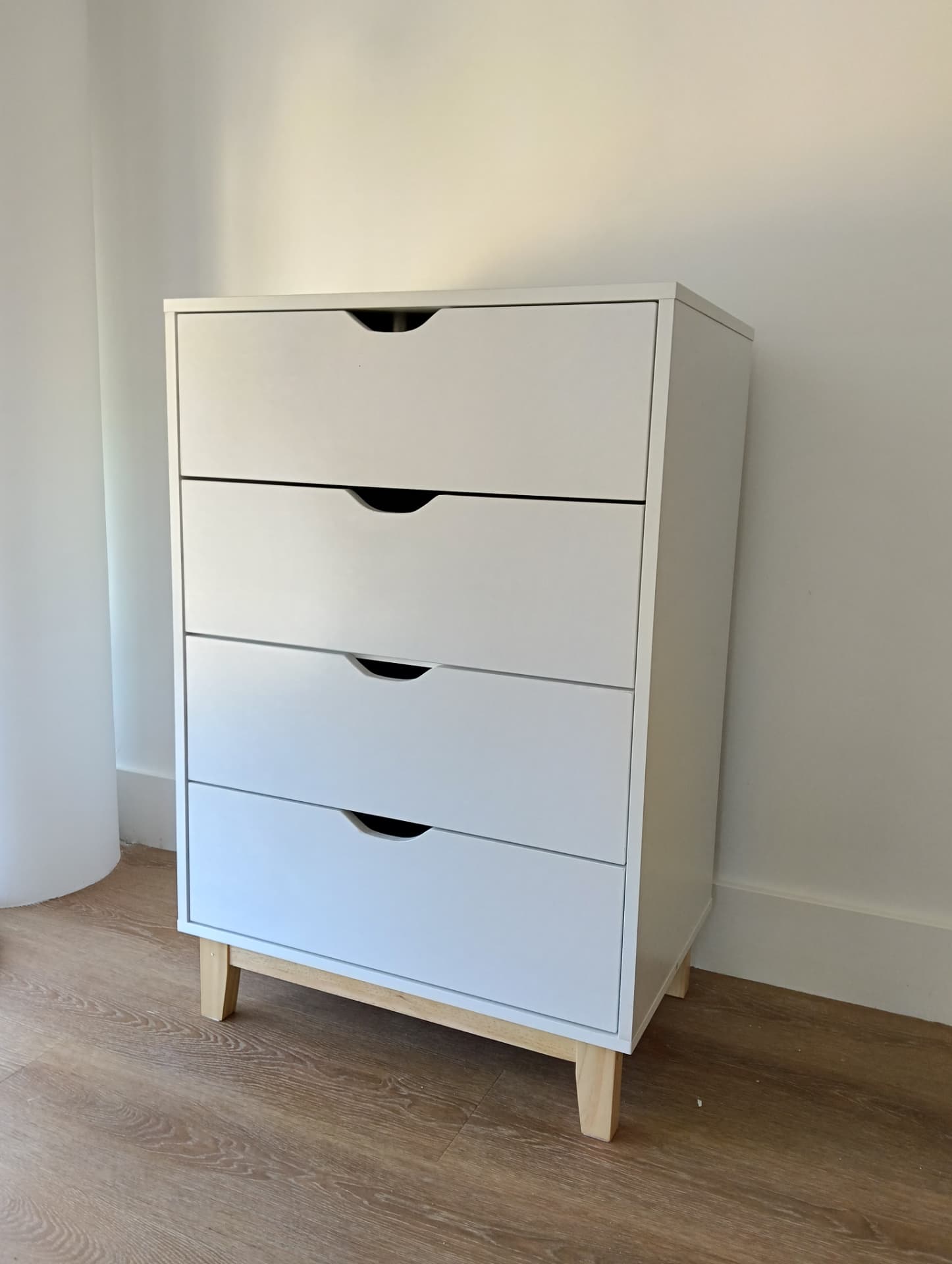 Montage d'une commode 4 tiroirs blanche pieds bois pour l'aménagement de locaux professionnels à Chambéry