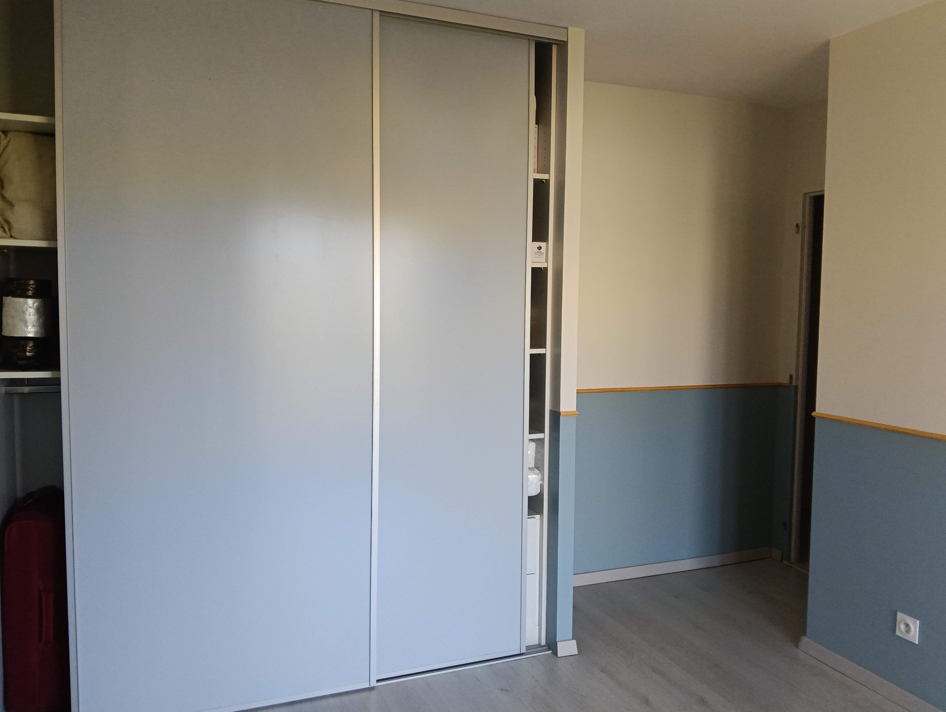 Relooking peinture bicolore autour d'un placard coulissant — chambre à Chambéry