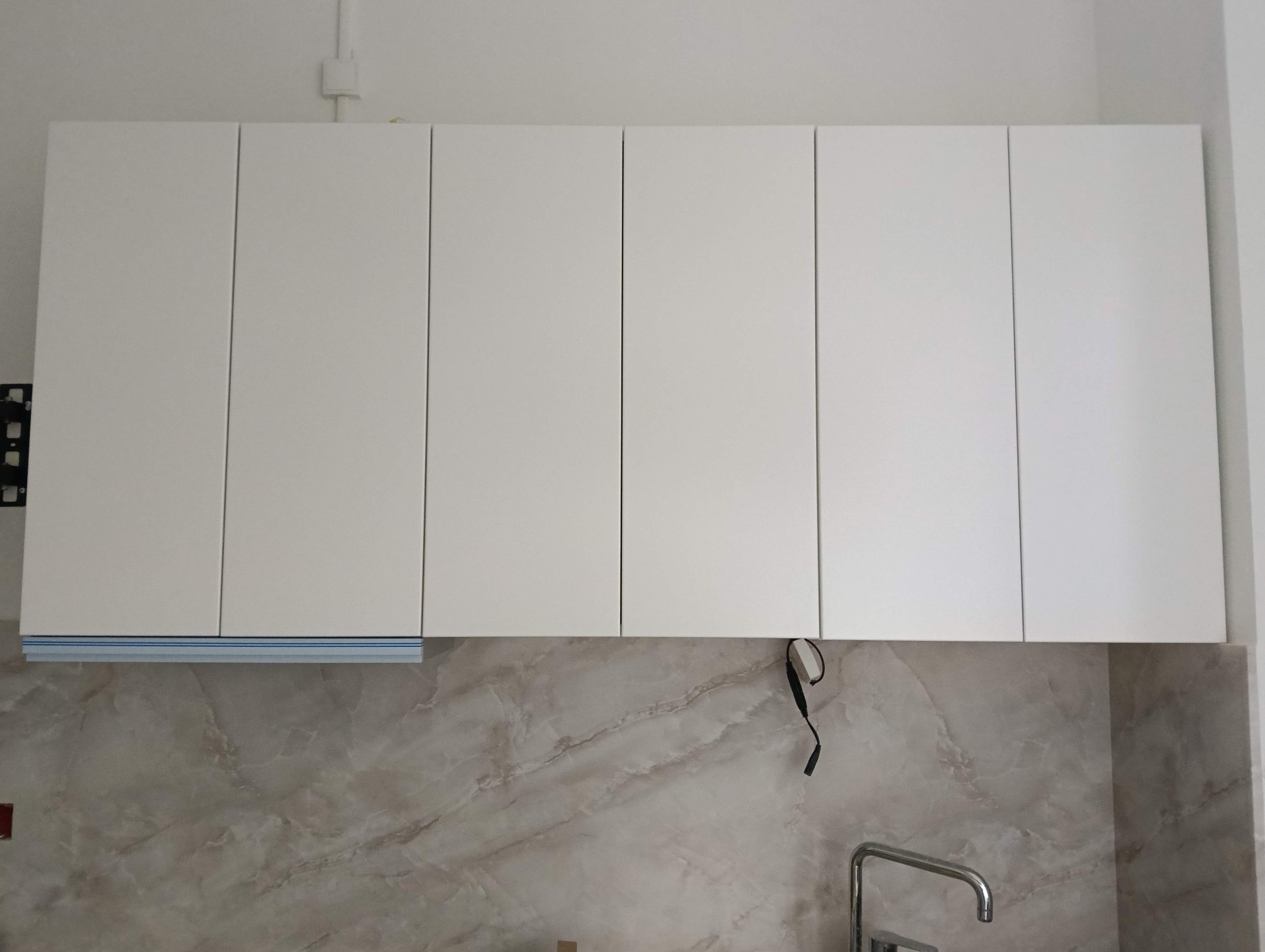 Montage et fixation murale de meubles hauts de cuisine — Aix-les-Bains