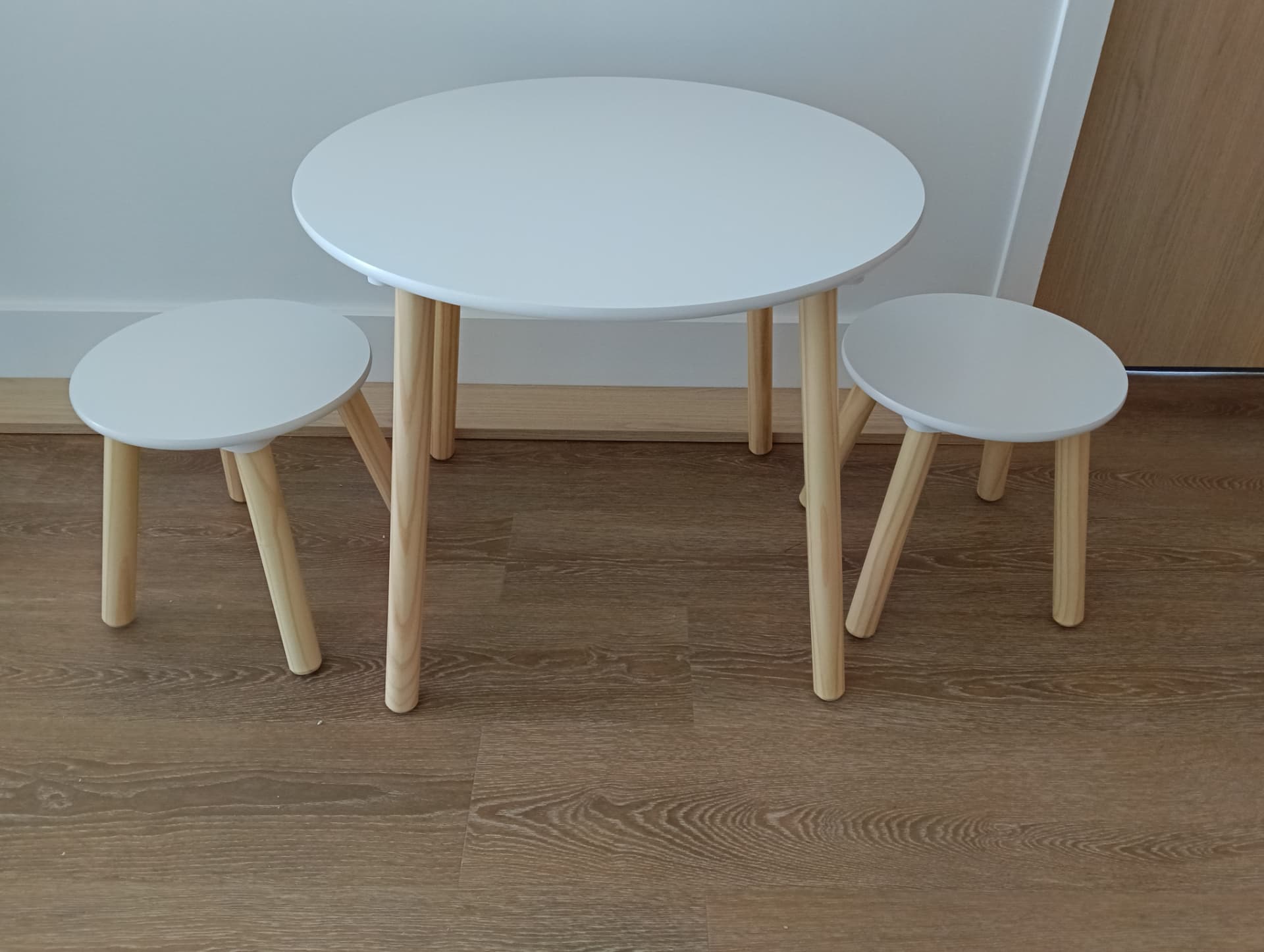 Montage d'une table ronde et de deux tabourets assortis — aménagement de locaux professionnels à Chambéry