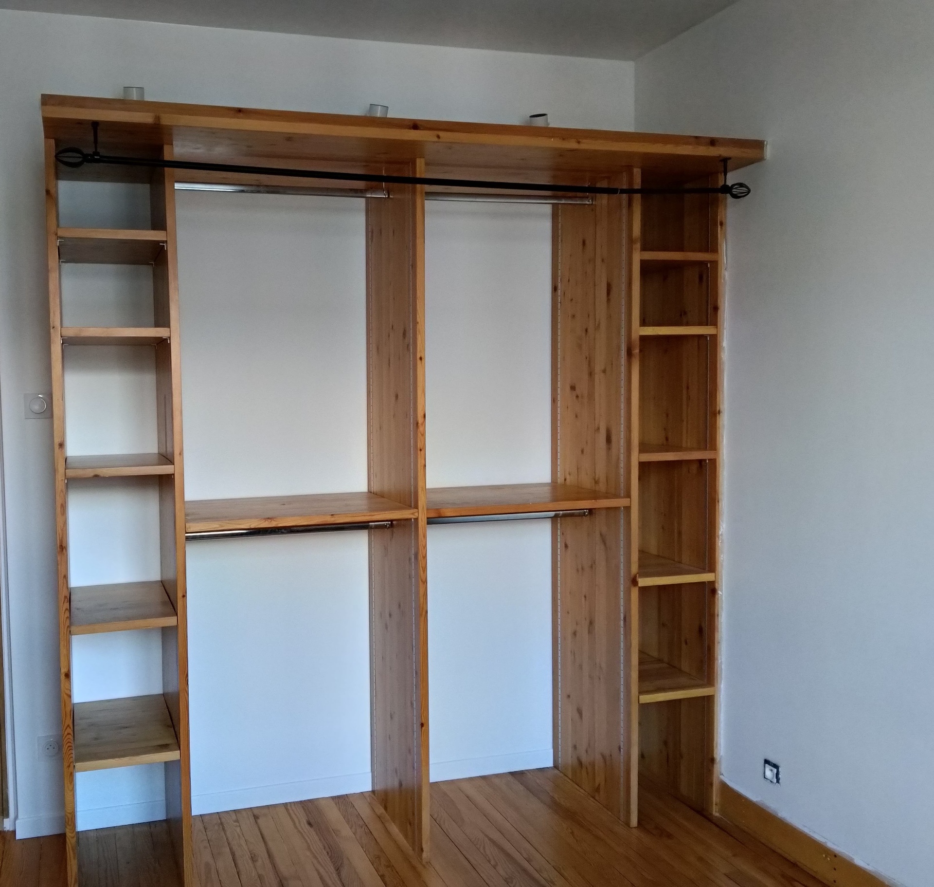 Montage d'un dressing en bois avec penderie et étagères modulables — Chambéry, Aix-les-Bains