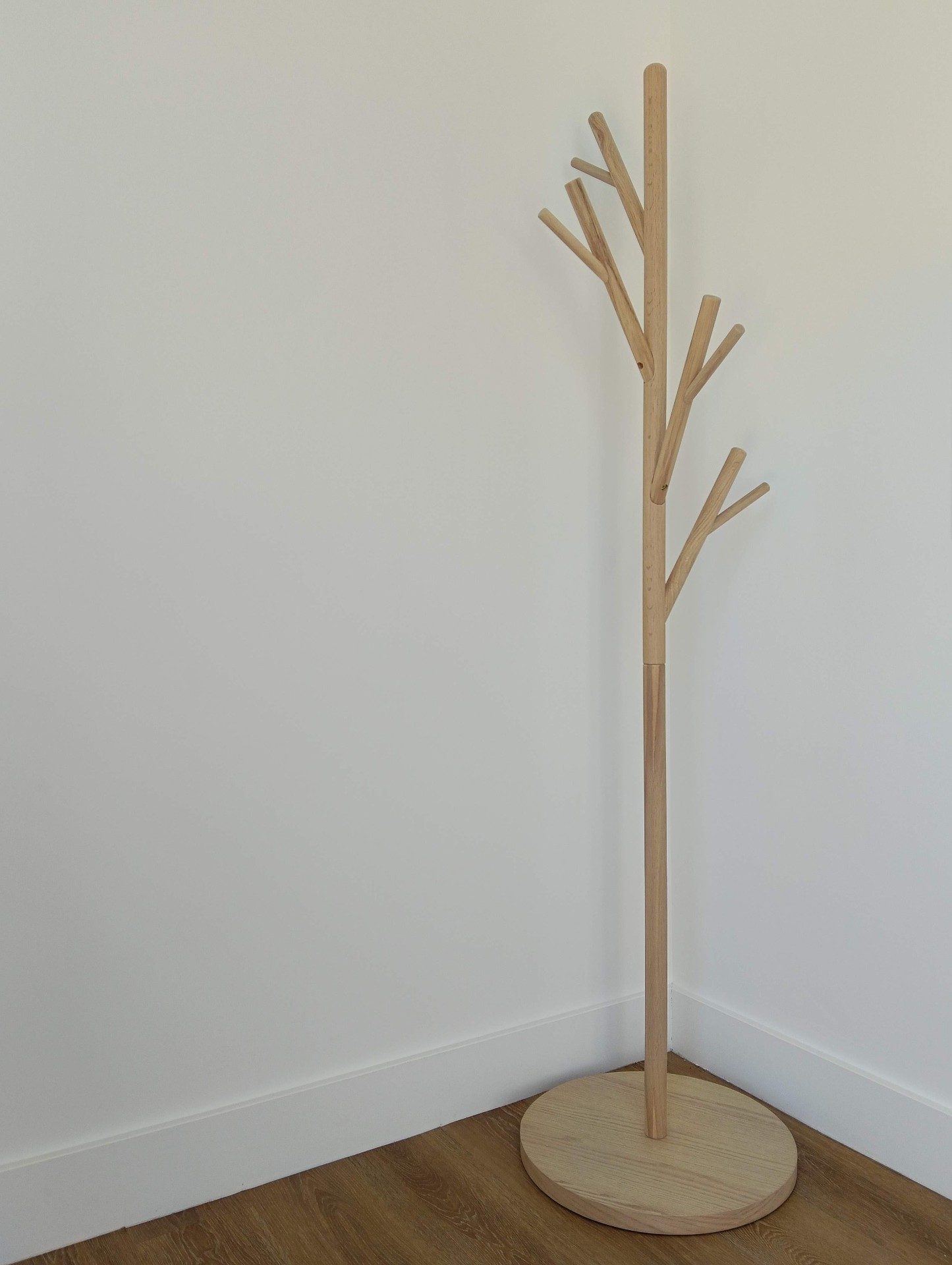Montage d'un porte-manteau en bois clair forme arbre — cabinet Aix-les-Bains