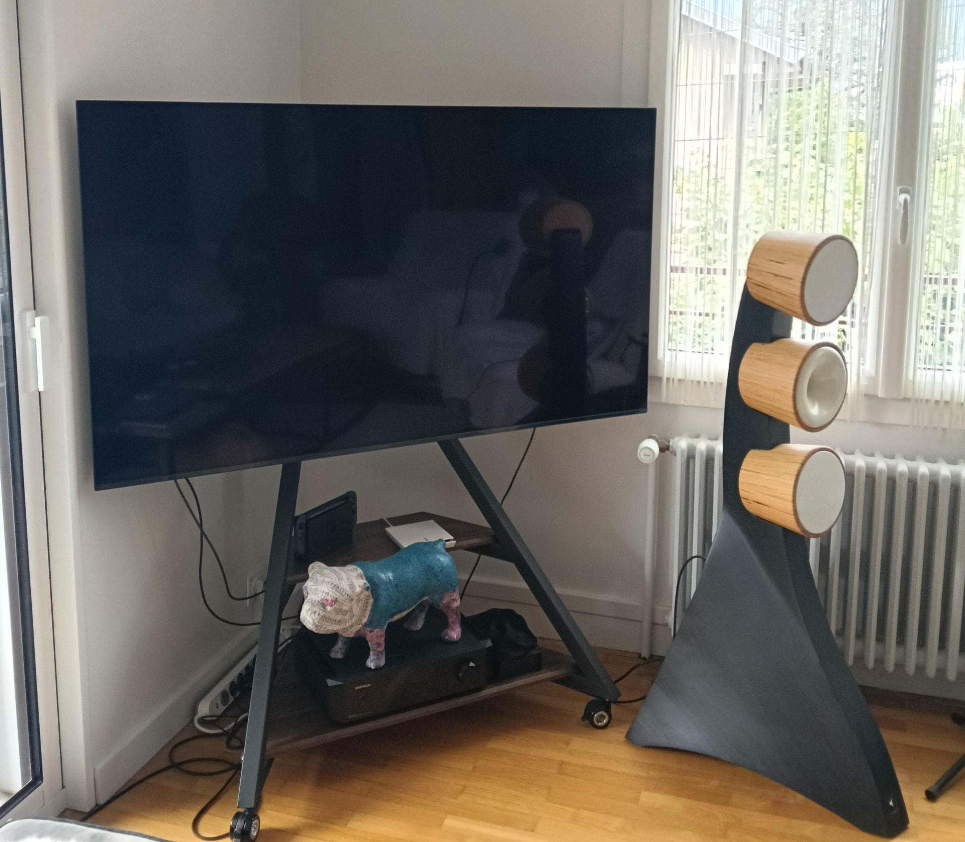 Installation d'un support TV sur pied avec grand écran dans un salon à Aix-les-Bains