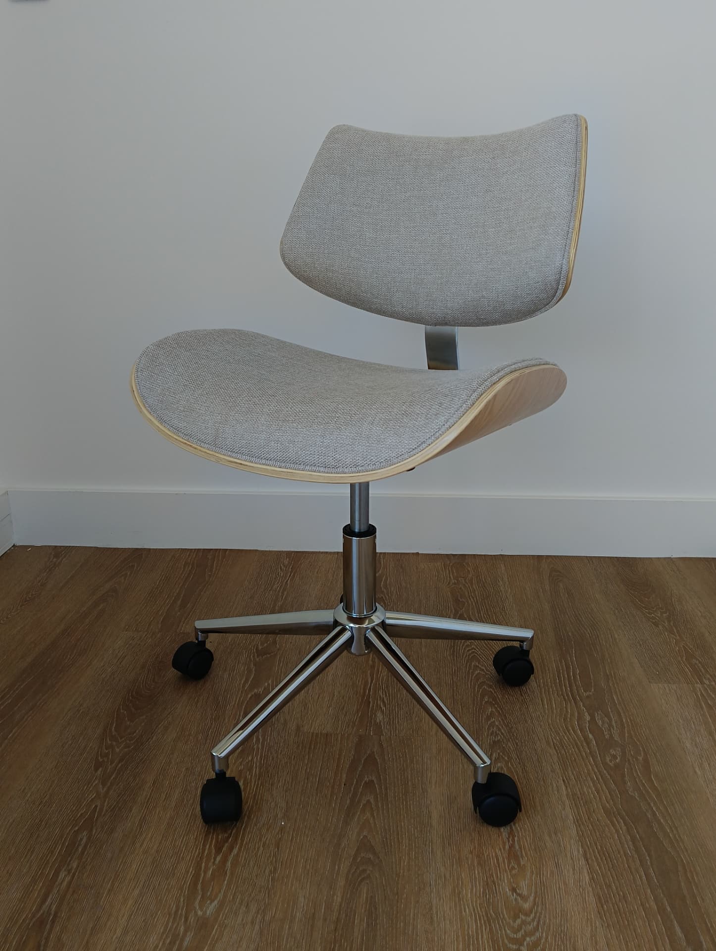 Montage d'une chaise de bureau design bois clair et tissu gris pour un professionnel à Chambéry