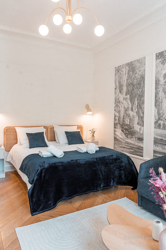 Fixation d'un lustre design boules dans une chambre parquet chevrons — Aix-les-Bains