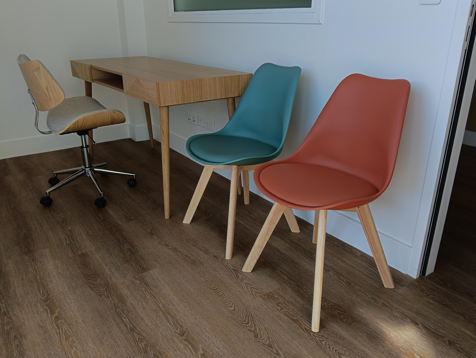 Montage d'un bureau bois et de chaises design pour un cabinet — Aix-les-Bains