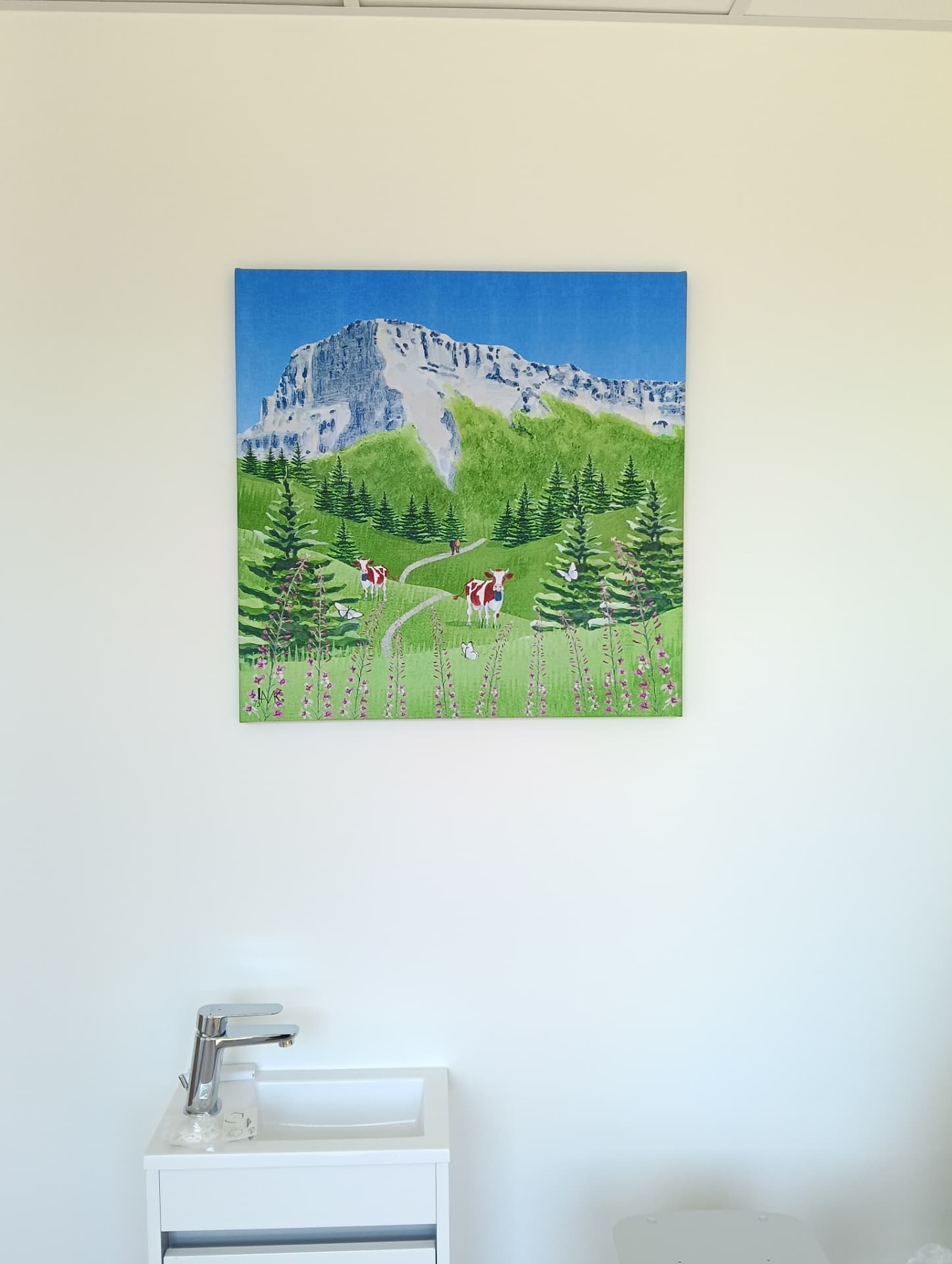 Fixation d'une toile décorative alpage et vaches dans les sanitaires de locaux professionnels à Chambéry